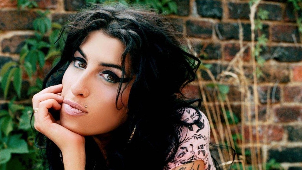 amywinehousewallpaper1big Amy Winehouse's rise to fame and struggles 